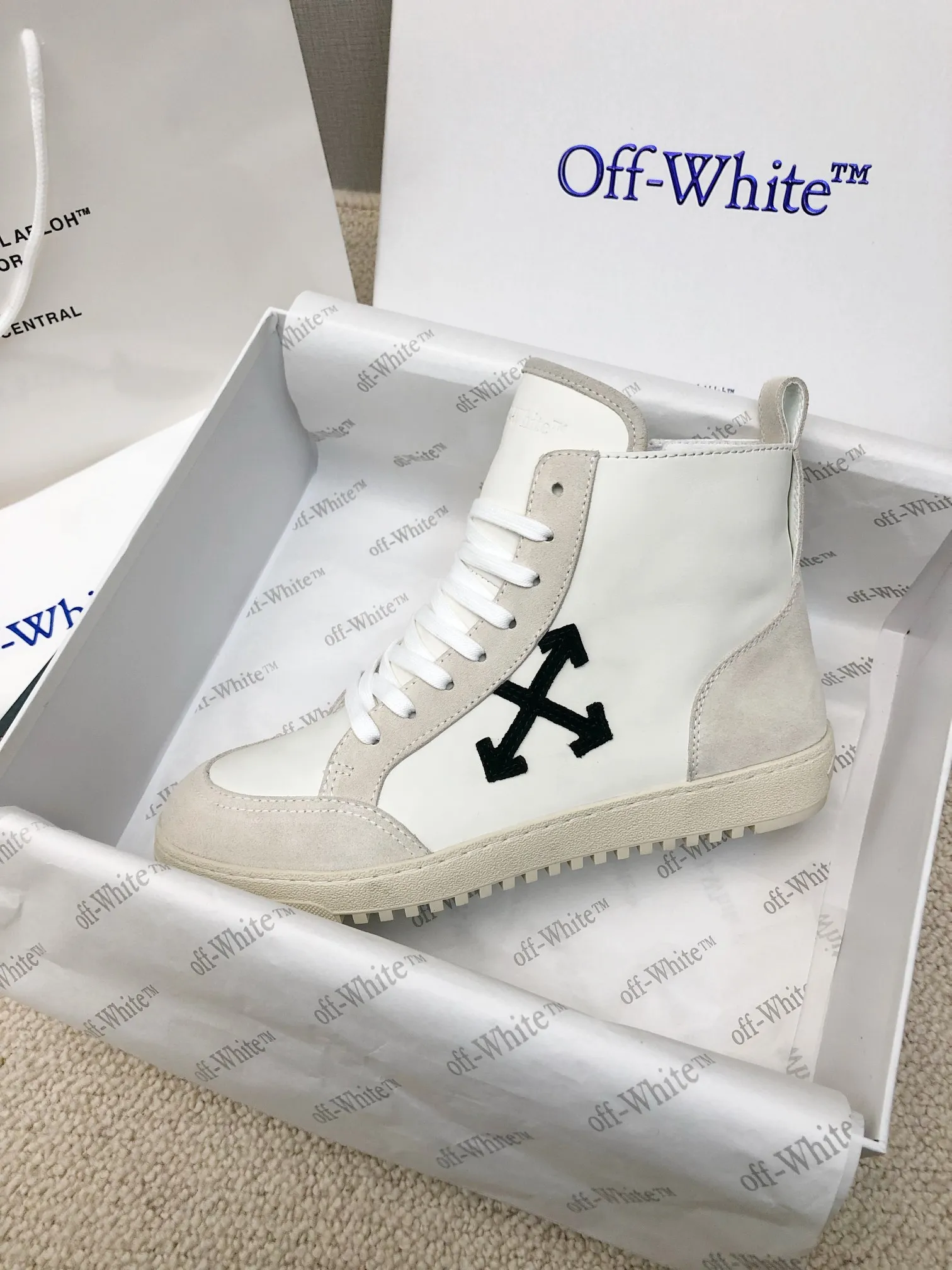 Men's men's shoes P540! 🌈🌈OFF WHITE🌈🌈 ⚡️Couple model⚡️🍓New color🍓 👉Ex-factory price: 130-45 The latest Gaobang street casual Martin style masterpiece, released the highest quality version on the market 👊 Series original mold opening, original lasting, production technology 1:1 original ➰🔜The best choice for more and more celebrities and Internet celebrities🔸In classics Change🔸Innovate in the trend🔸Strive to break away from the shackles of bad street design🔝Although he is not the originator of fashion design, he is definitely a shining dark horse in avant-garde design🐴🆙Do not follow the trend🔅Not universal beauty🔅 Fabric💯First-layer cowhide/suede Lining💯cowhide lining Foot pad💯Original molded high-elastic environmentally friendly molding pad Midsole💯Original lasting process Outsole💯Rubber outsole Packaging💯Full set of packaging synchronized with the official website (brand wrapping paper, brand certificate, brand cloth bag)